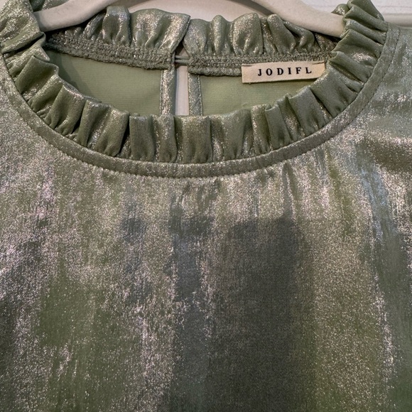 NEW JODIFL Shimmering Green Ruffle Sleeve Top Size Small - Picture 4 of 7